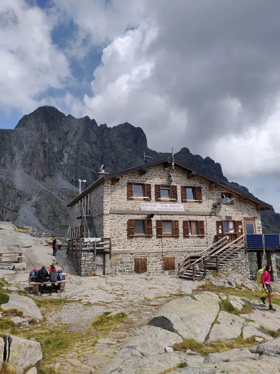 Scopri il Rifugio Tita Secchi: un gioiello nascosto nel cuore del massiccio dell'Adamello