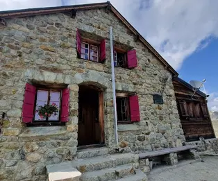 Cabane des Aiguilles Rouges