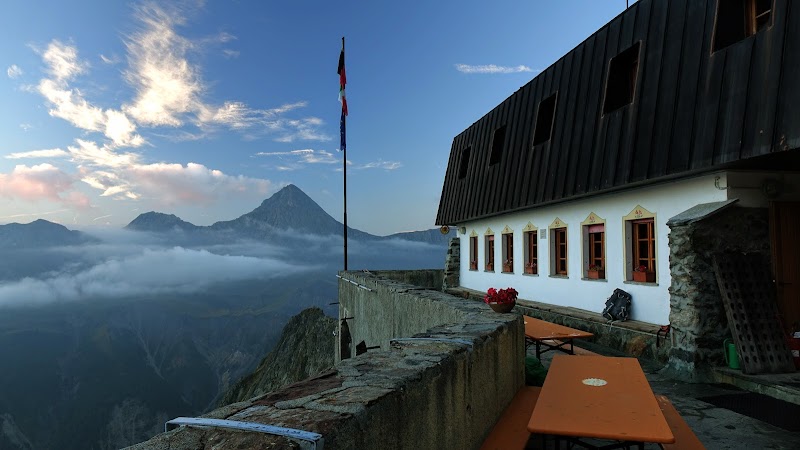 Refuge Monzino